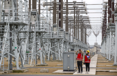 運維人員在特高壓泰州站巡視設(shè)備